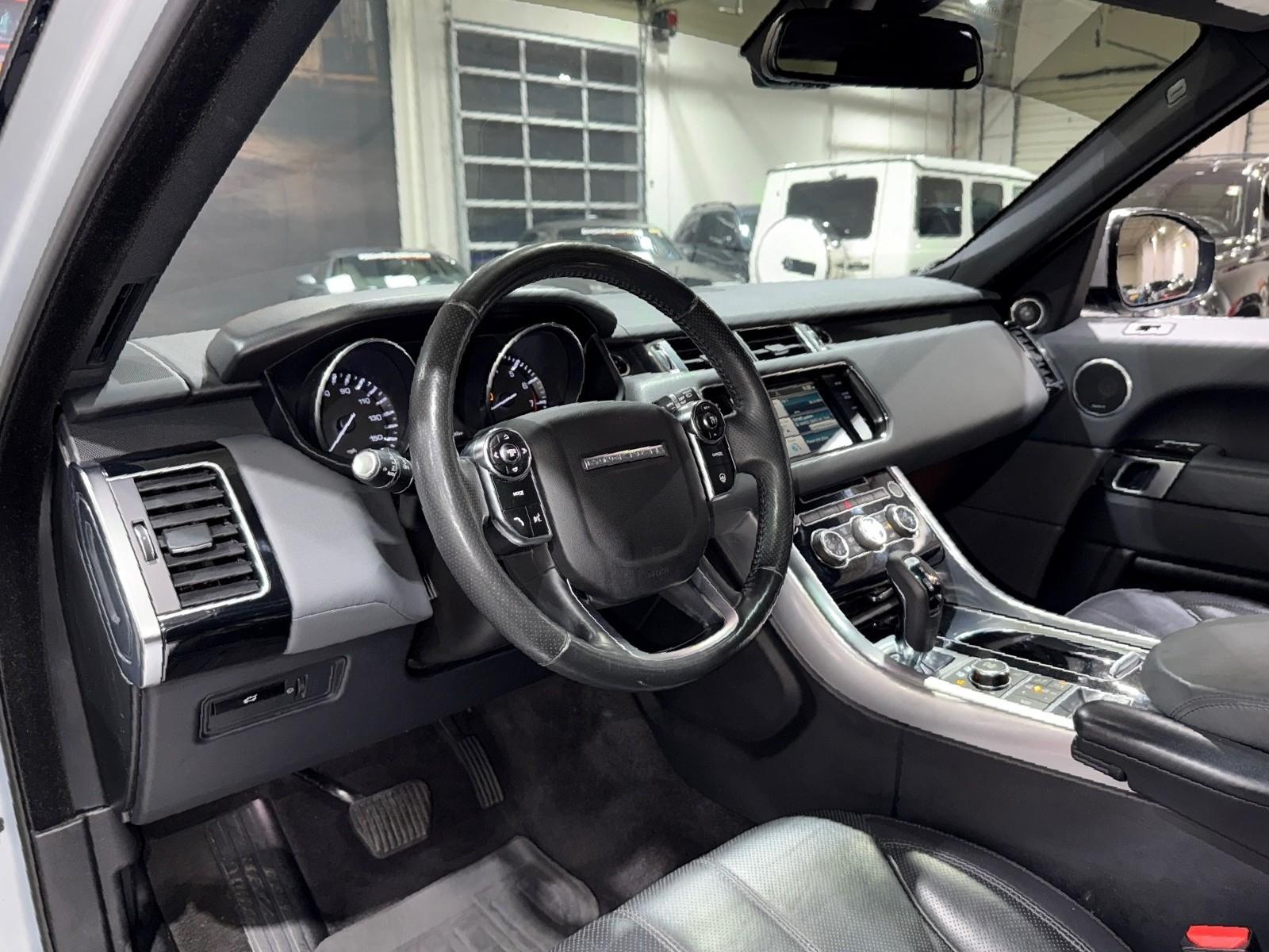 2015 Land Rover Range Rover Sport HSE photo 2