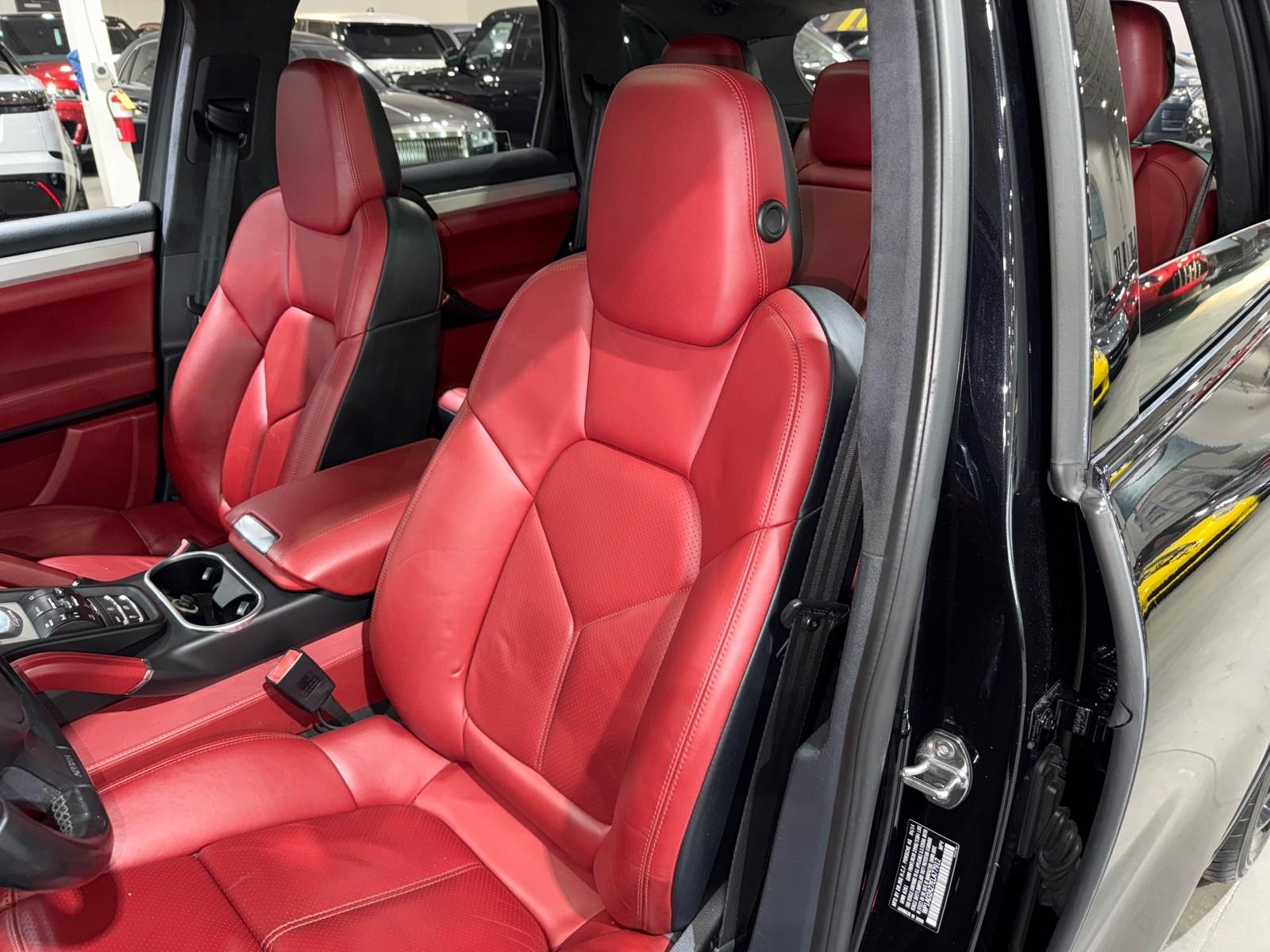 2014 Porsche Cayenne GTS photo 41