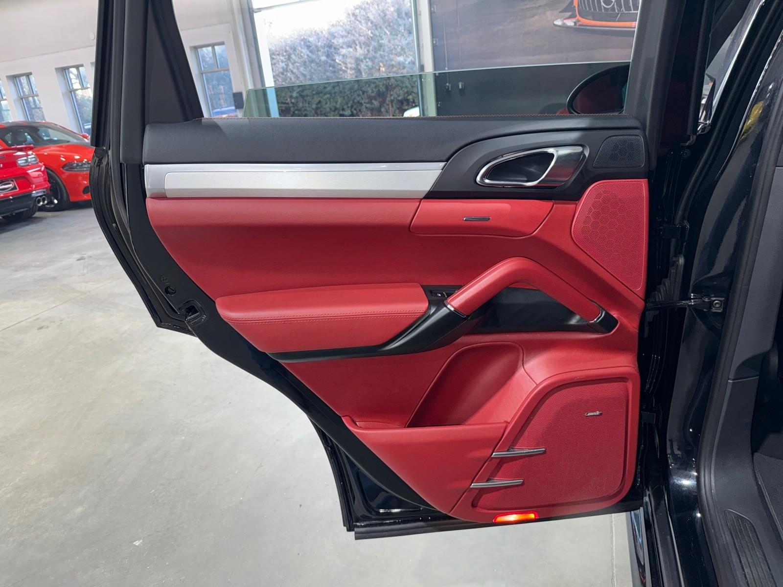 2014 Porsche Cayenne GTS photo 42